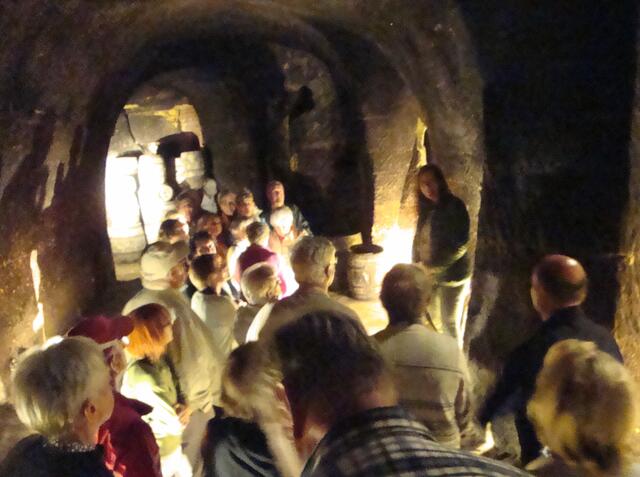 Einer der 130 durch Menschenhand gehauene Felsenkellerräume im Dogger-Sandstein