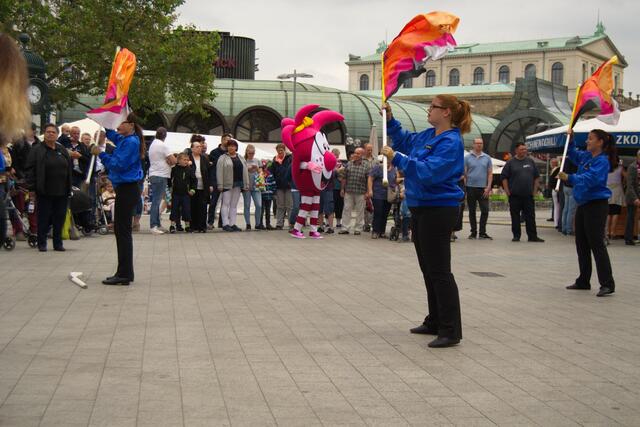 Auch das Neue Co-Maskottchen "Ballerina" zeigte sich
