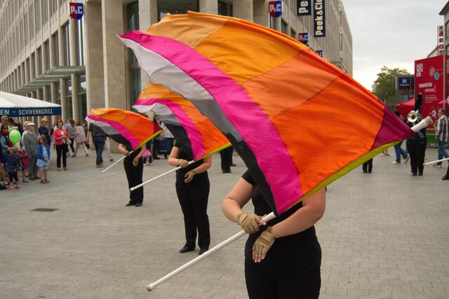 Fahnenschwinger der Marching Band Flying Drums Hannover