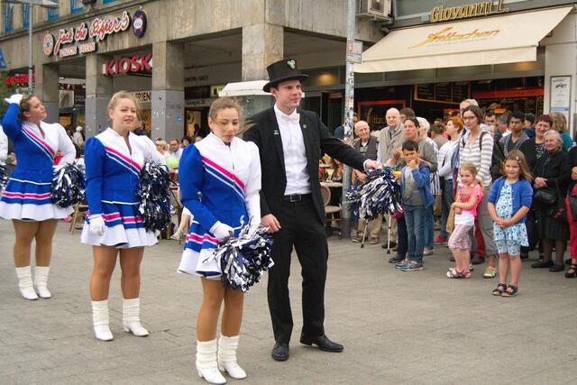 Ein Bruchmeister versucht sich im Cheerleading