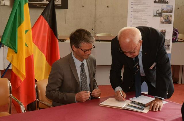 bürgermeister Thomas und D. Roggenkamp, vors. des partnerschaftsvereins Garbsen
