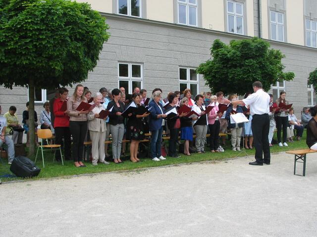 Die Kirchenchöre der Pfarreiengemeinschaft Nordendorf unter Konrad und Elke Eser umrahmten die feierliche Eucharistie musikalisch.