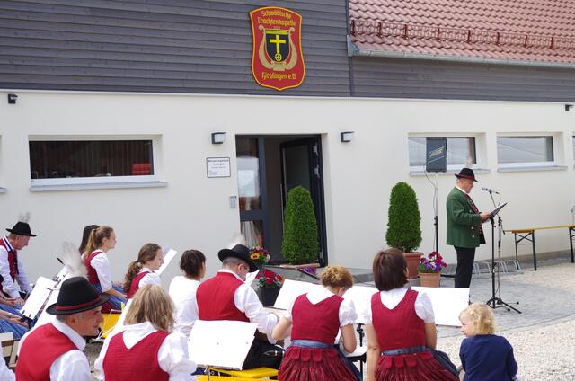 Markus Brem bei seiner Rede, im Hintergrund die Schwäbische Trachtenkapelle Hirblingen