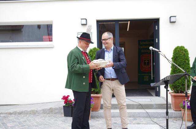 Bürgermeister Michael Wörle (rechts) überreicht Markus Brem Brot und Salz zum Einzug