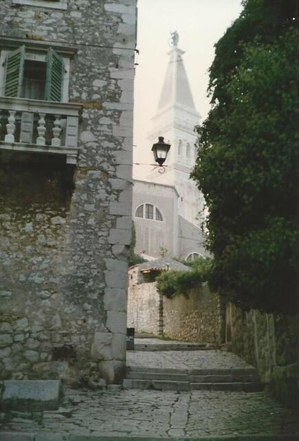 Blick auf den Kirchturm von Rovinj.