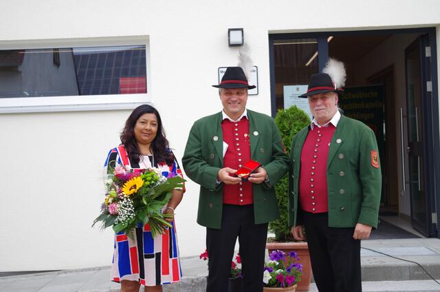 Bauherr Markus Brem (Mitte), seine Frau Kalpana (links) und Stefan Haak, Vorsitzender der Trachtenkapelle (rechts)