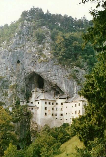Das Felsenschloß ("Predjamski grad") bei Predjama (in der Nähe von Postojna, auf Deutsch "Adelsberg") in Slowenien.                                                      https://de.wikipedia.org/wiki/H%C3%B6hlen_von_Postojna