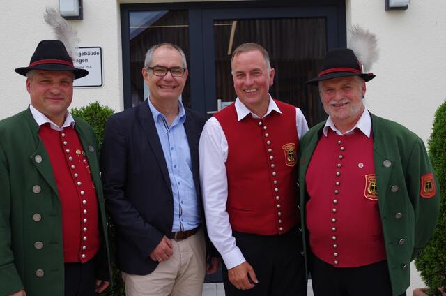 v.l. Bauherr Markus Brem, Bürgermeister Michael Wörle, Georg Miller (musikalischer Leiter der Trachtenkapelle) und Stefan Haak (Vorsitzender der Trachtenkapelle)