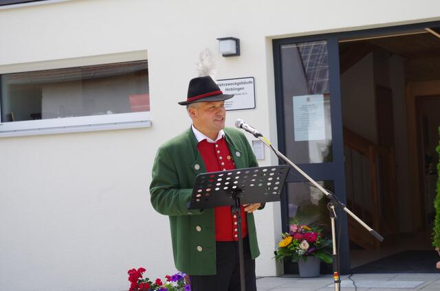 Markus Brem, Bauherr, zweiter Vorsitzender der Trachtenkapelle Hirblingen sowie aktives Mitglied, bei seiner Rede vor dem neuen Mehrzweckgebäude