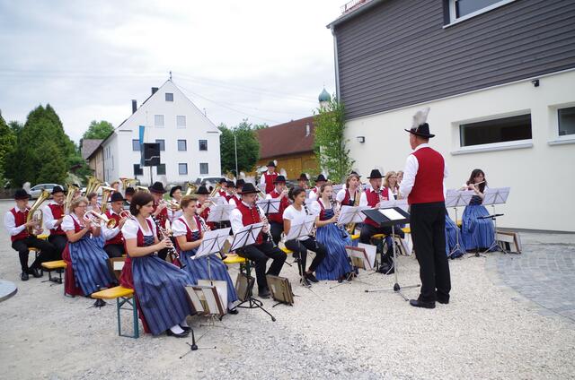 Die Schwäbische Trachtenkapelle Hirblingen untermalte die Einweihungsfeier des neuen Mehrzweckgebäudes, dessen Hauptmieter sie ist