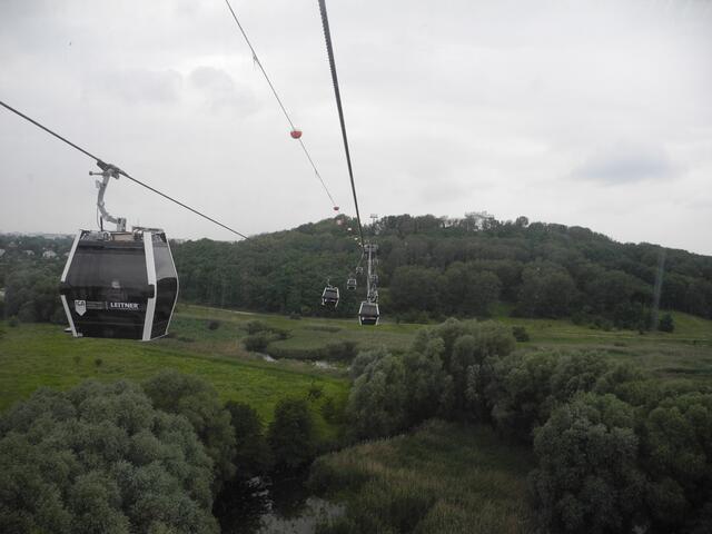 Die IGA-Seilbahn führt von den „Gärten der Welt" über die Mittelstation „Wolkenhain" zum „Kienbergpark" und ist im Eintrittspreis enthalten. Hier das Teilstück vom „Kienbergpark" zum „Wolkenhain".
