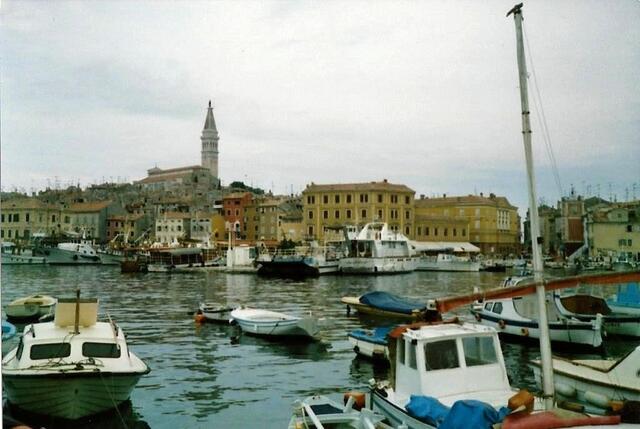 Der Hafen von Rovinj mit Blick auf den Kirchturm.