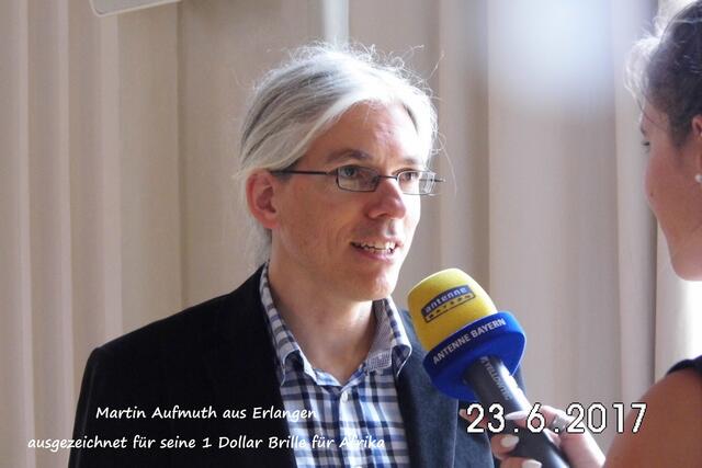 Martin Aufmuth Erlangen wurde für "Brillen für die ärmsten Menschen der Welt" z.B. in Afrika geehrt.
