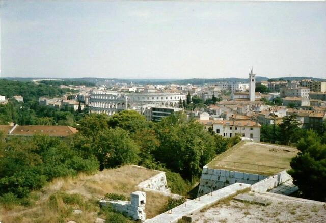 Die Stadt Pula mit dem Amphitheater.                                   https://de.wikipedia.org/wiki/Amphitheater_Pula