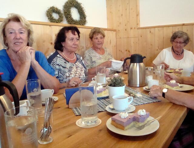 Nach so viel Wissenschaft hatten sich die Wissbegierigen dann wirklich etwas Gutes verdient und zurück auf dem Hof gab es darum Kaffee und Heidelbeertörtchen.