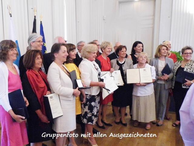 An Schluss Gruppenbild aller 18 mit Staatsministerin Emilia Müller.
