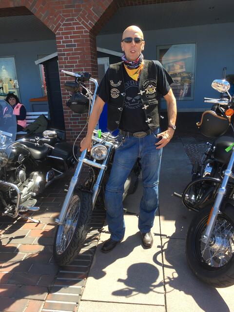 Die Harleys aufgereiht auf der Promenade in Westerland, zum Korso über die Insel bereit.