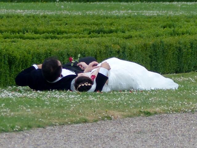 zwei Hochzeitspaare hatten ihren Fototermin am Schloß