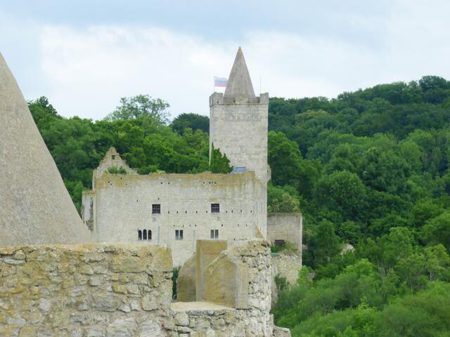 Hinter dem 2. Turm ist die Rudelsburg zu erkennen.