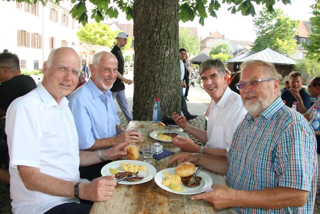 (von links) Stadtrat Max Weinkamm, Vorstandsmitglied Waldemar Glück, Verein kath. Kinderheim Augsburg-Hochzoll, der Gesamtleiter der Kinder-, Jugend- und Familienhilfe Hochzoll Ulrich Lorenz und der stv. Vorstandsvorsitzende Wilhelm Klostermaier freuen sich über ein gelungenes Sommerfest 2017.