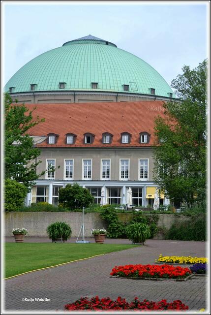 Stadtpark Hannover - Blumenbeete setzen bunte Akzente vor dem Kuppelsaal (Foto: Katja Woidtke)