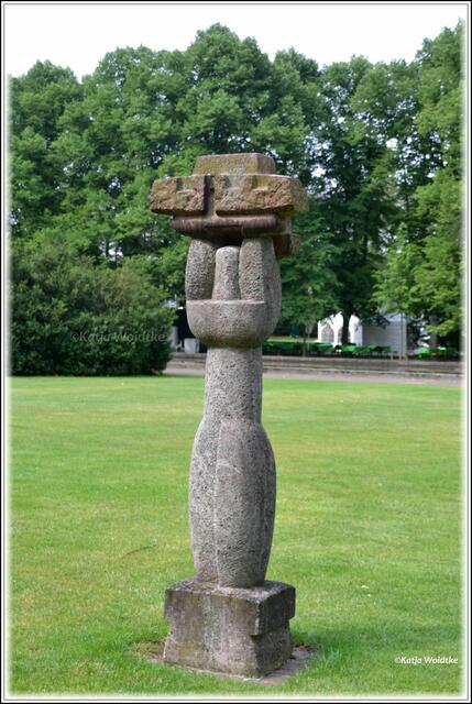 Stadtpark Hannover -Skulptur aus Muschelkalk und Granit "Karkyatide" von Max Sauk aus dem Jahr 1965
(Foto: Katja Woidtke)