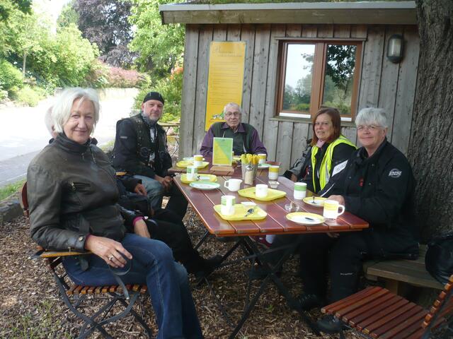 Landbäckerei mit Hofladen, Sitzplatz unter der Eiche.