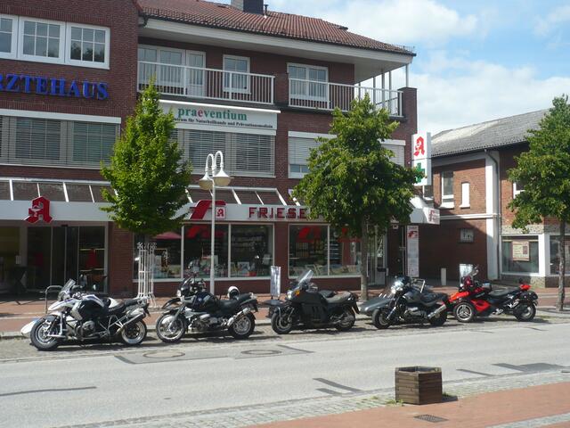 Seniorenfahrzeuge vor der Apotheke. Zufall?