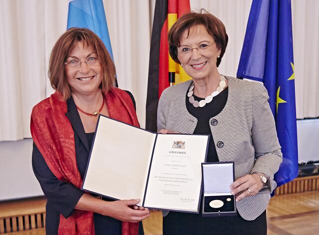 Verleihung der Bayerischen Staatsmedaille für soziale Verdienste durch die Bayerische Staatsministerin für Arbeit und Sozialordnung, Familien und Frauen Emilia Mueller, Im Max-Joseph-Saal der Residenz München - Freitag, 23 Juni 2017   
Gerda Fleig
© Gert Krautbauer | Foto: aus Internet: StMAS/Gert Krautbauer