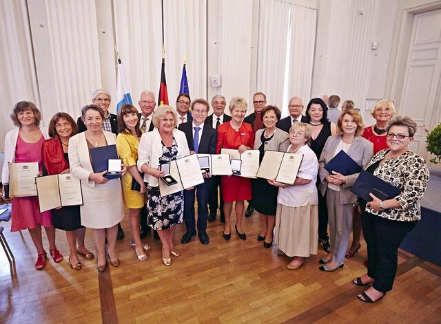 Verleihung der Bayerischen Staatsmedaille für soziale Verdienste durch die Bayerische Staatsministerin für Arbeit und Sozialordnung, Familien und Frauen Emilia Mueller, Im Max-Joseph-Saal der Residenz München - Freitag, 23 Juni 2017
Gruppenfoto aller Medaillentraeger 2017

© Gert Krautbauer | Foto: aus Internet: StMAS/Gert Krautbauer