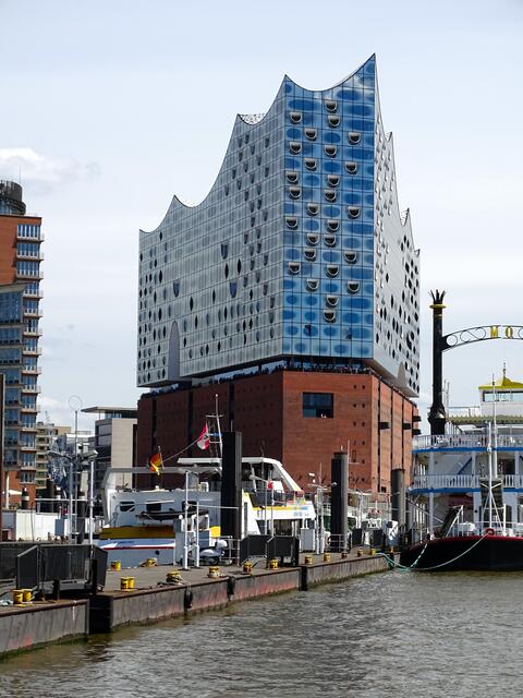 Die neue Elbphilharmonie, von der Überseebrücke aus gesehen