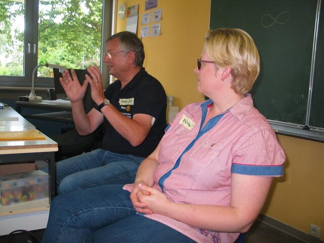 Dr. Reinhard Janta und Annemarie Kobel vom Rotary - Club Gersthofen - Nördliches Lechtal gaben Tipps für richtiges Benehmen und Verhalten.