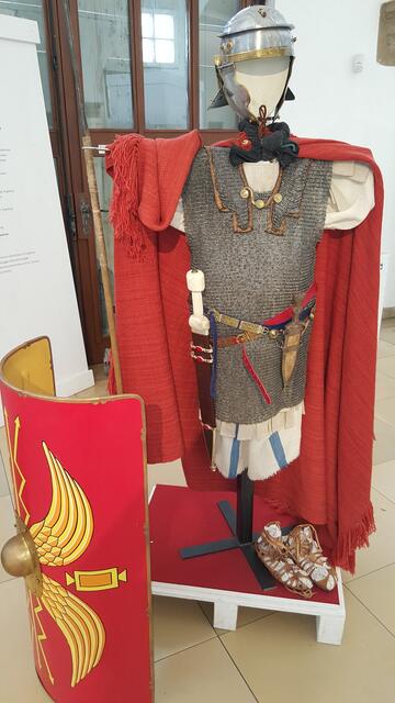 römische Rüstung / Kettenhemd und Schild