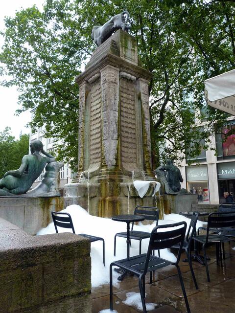 Schaumschnee am Mönckeberg-Denkmal (1914-26)