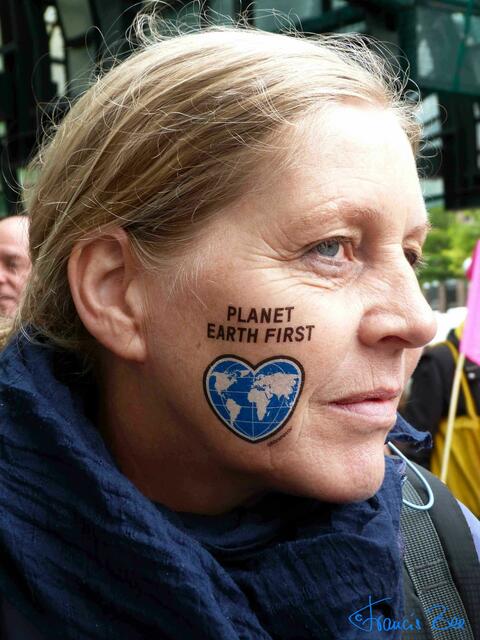 Foto ja, bitte, und auf der Wange die Eine Welt
