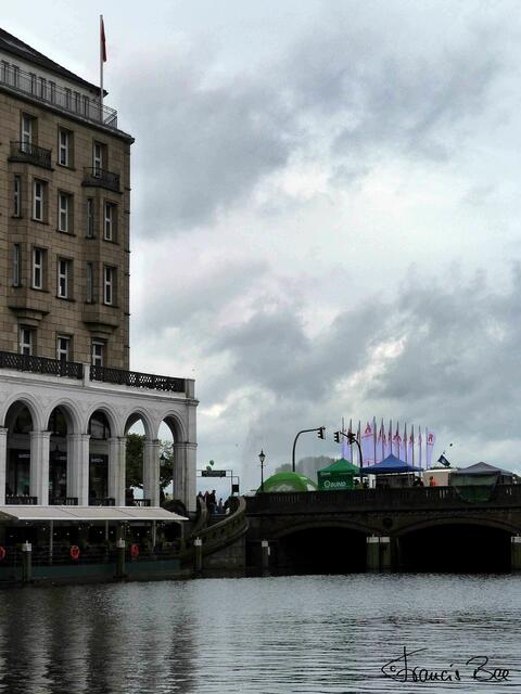 Arkadenalster mit Junfernstieg und Protestparteien