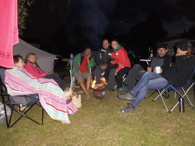 Das Lagerfeuer wärmt