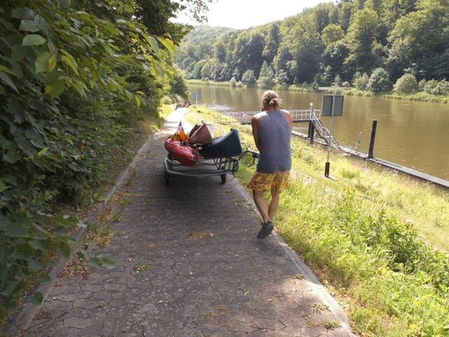 Mit Bootswagen zum Wasser