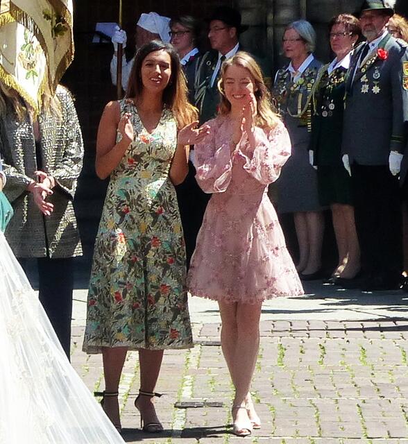 Auch die Brautjungfern freuen sich. Rechts Prinzessin Alexandra von Hannover, die Halbschwester von Ernst August. Ihre Eltern sind der Vater des Bräutigams, Ernst August Prinz von Hannover Herzog zu Braunschweig Lüneburg Prinz von Großbritannien und Irland und Caroline von Hannover aus Monaco, Tochter von Fürst Rainier III. und der Schauspielerin Grace Kelly.
