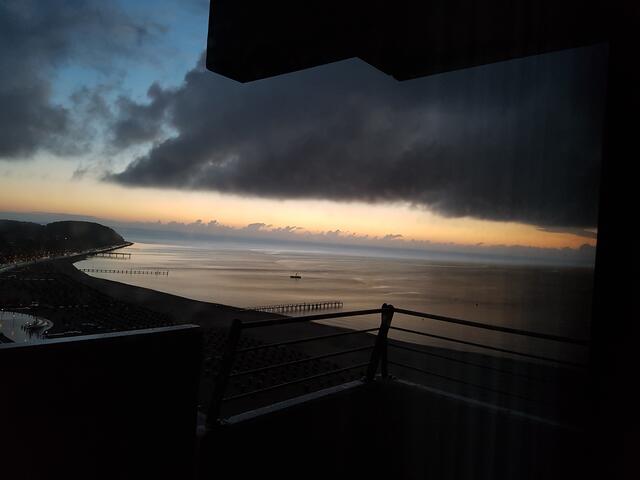Ist das ein schöner Himmel und Ausblick auf die Ostsee bei Abend zur Nacht ?? aus dem 11. Stock