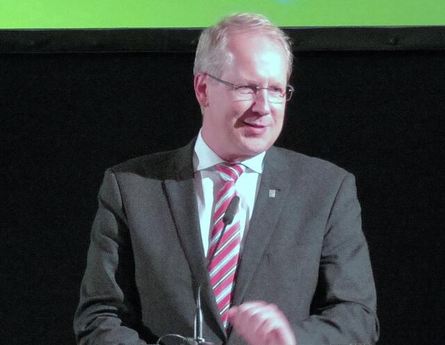 Oberbürgermeister Stefan Schostok führte die Zeremonie durch. | Foto: Christel Wolter