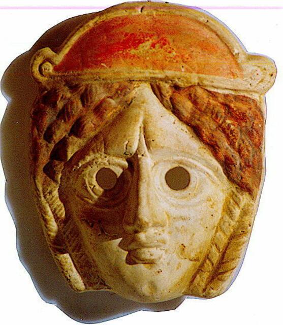 stark reduziert wirkende griechische Tonmaske. Möglicherweise Matrize füür eine Totenmaske aus Tuch oder Leder. Tonmasken waren nicht für die Gesichter der Toten bestimmt und waren zum Tragen im Theater zu schwer. Leider sind aber Masken aus Leder oder anderen vergänglichen Materialien aufgrund der Feuchtigkeit in Europa nicht mehr erhalten, in Ägypten konservierte das heisse trockene Klima besser.