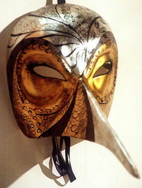 gold-silberner Tourikitsch: Pestvogel
