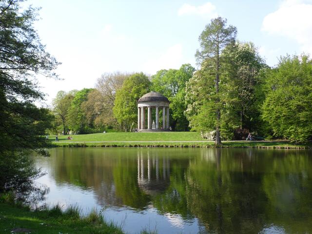 Kurz darauf der Leibniztempel. Das wohl letzte große Universalgenie der Weltgeschichte war Angestellter des Welfenhauses. Nicht selten spazierte er mit Ernst Augusts Urahnin Kurfürstin Sophie in philosophischen Gesprächen durch den Großen Garten. Er beriet sie aber auch in Kleidungsfragen der neusten Pariser Mode.