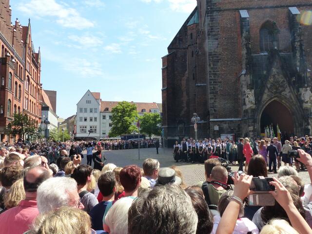 Viele Schaulustige haben sich versammelt, um einen Blick auf eine Traumhochzeit zu erhaschen.
