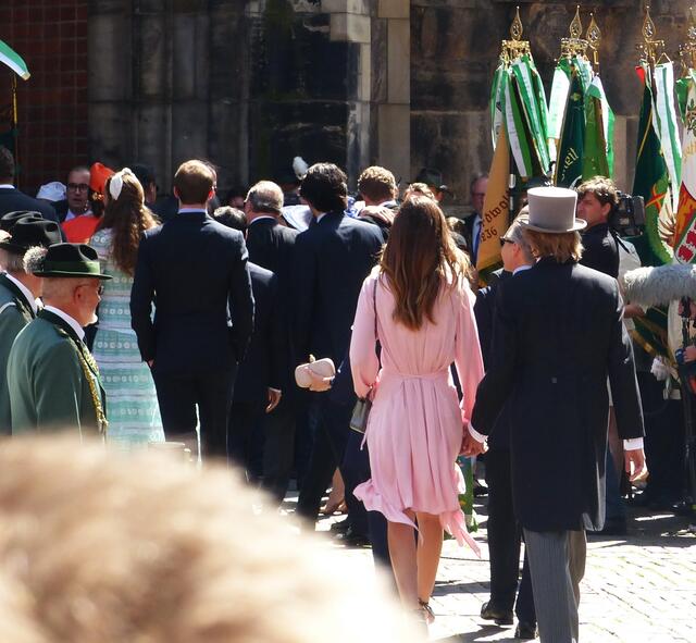 Der Reigen der geladenen Gäste ist beendet. Der Traugottesdienst beginnt. Eine Stunde Wartezeit für die Schaulustigen an den Spalieren.