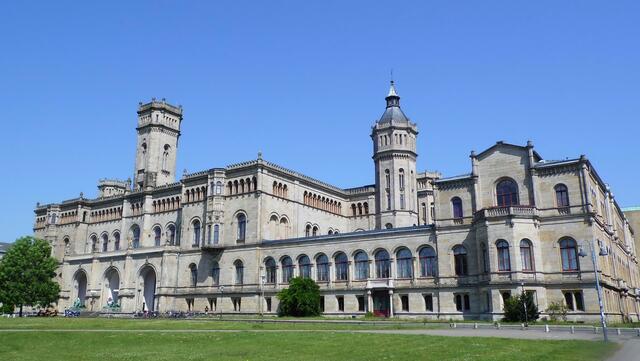 Zur Rechten liegt ein weiteres repräsentatives Welfengebäude, dass einst eine Sommerresidenz werden sollte. Doch da das Königreich Hannover 1866 von Preußen annektiert wurde, konnte es seine Bestimmung nicht mehr erfüllen. Heute beherbergt es die Leibniz Universität.