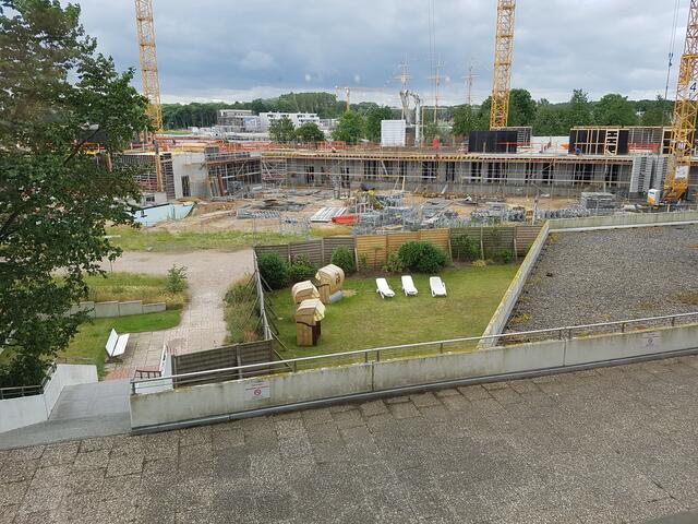 Blick auf die Baustelle --hier aber nur ein Teil davon zu sehen !