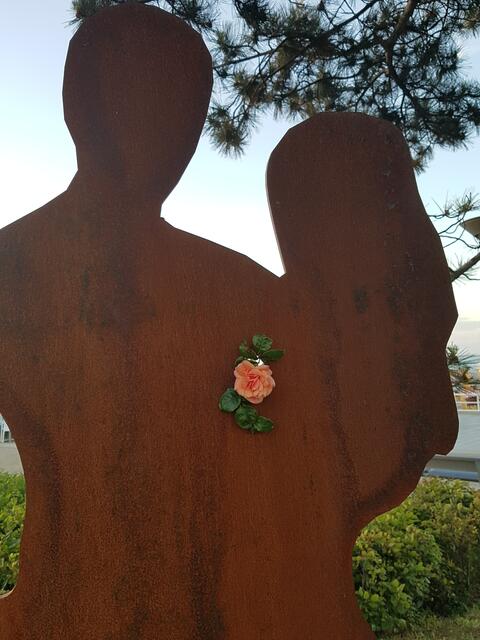 Die Rose hier hinein zu stecken, war meine Idee ! Die Rose habe ich gemopst am Wegrand vom Hotel !!