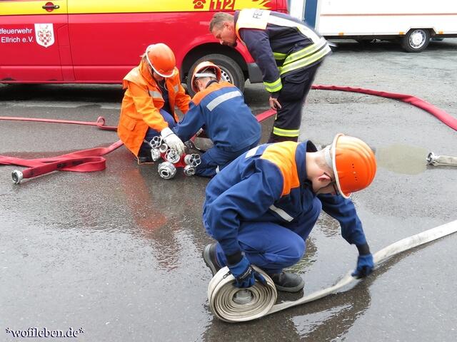 Das Wasser muss wieder raus und alles muss wieder ins Einsatzfahrzeug zurück. Eine Übung ist kein Kinderspiel.